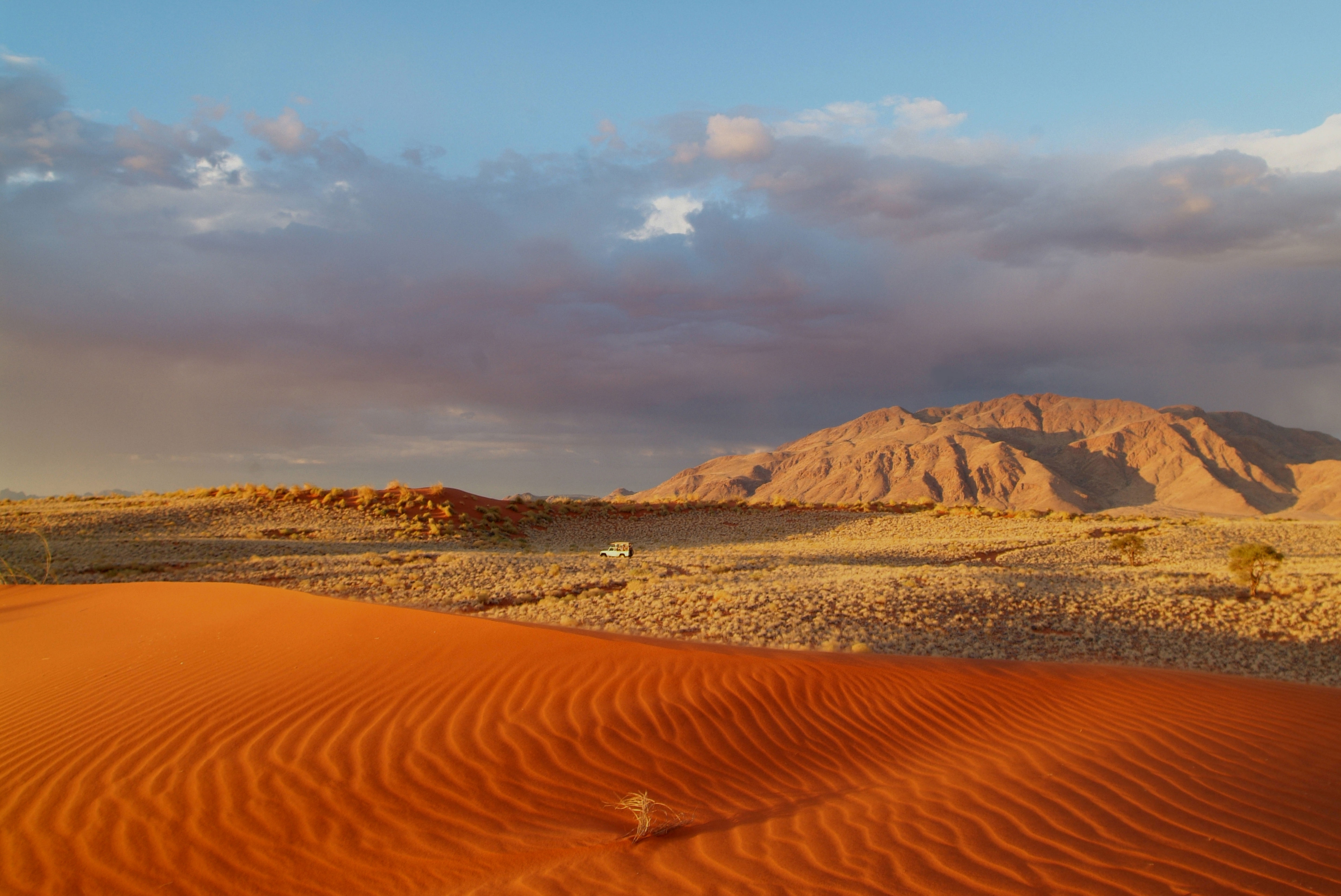Самая сухая пустыня в африке. Пустыня Намиб в Африке. Столица Намибии в Африке. Пустыня Намиб природная зона. Намибия Катутура.